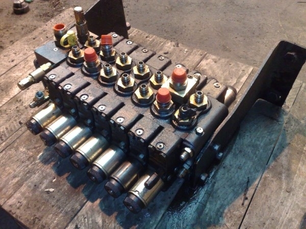 Timberjack 1270B Crane valve bank