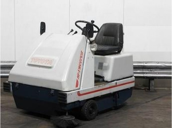 Toyota Самоходная подметальная машина Toyota 2-QB-12