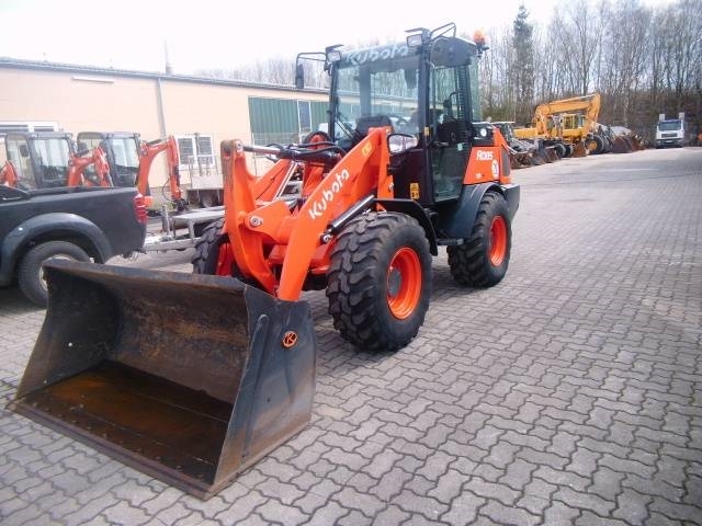 kubota r085 - 轮胎式装载机,价格:nt$ 1,515,070,制造年份:2015