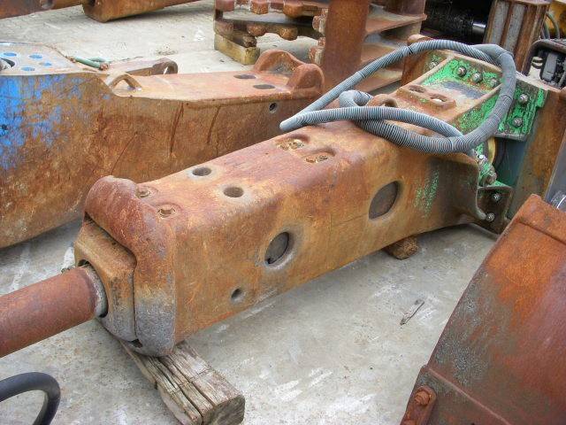 Montabert BRV 43  2.255 kg Liebherr SW 77