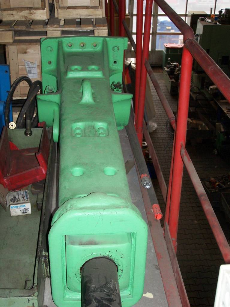 Montabert BRV 43  2.255 kg Liebherr SW 77