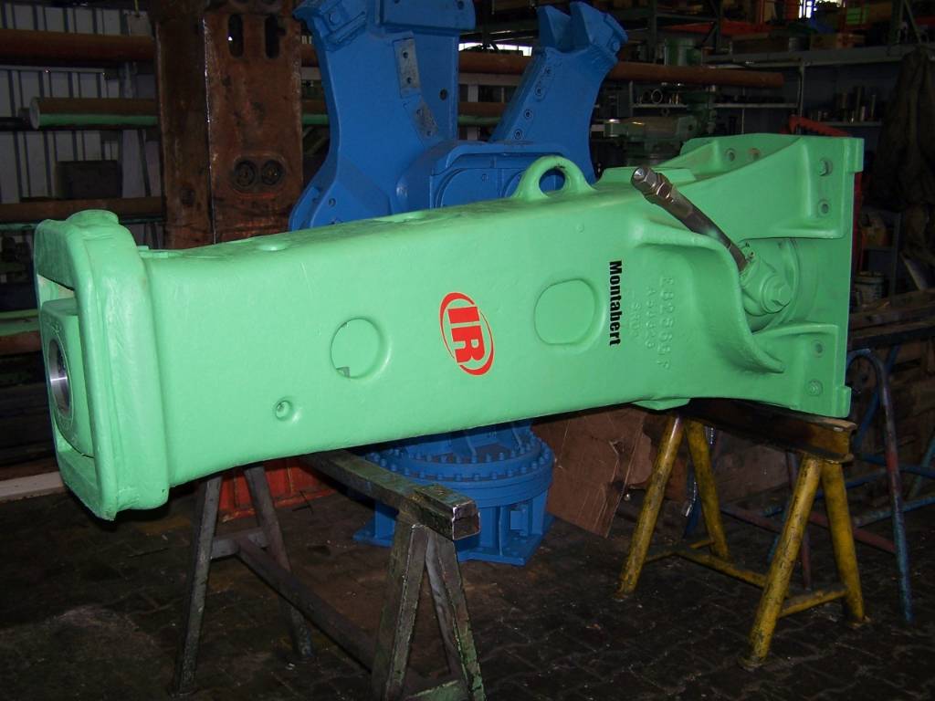 Montabert BRV 43  2.255 kg Liebherr SW 77