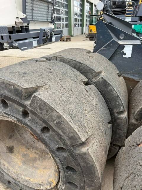 [Other] sonstige Brawler Solid Flex 20.5R25 Vollgummireife