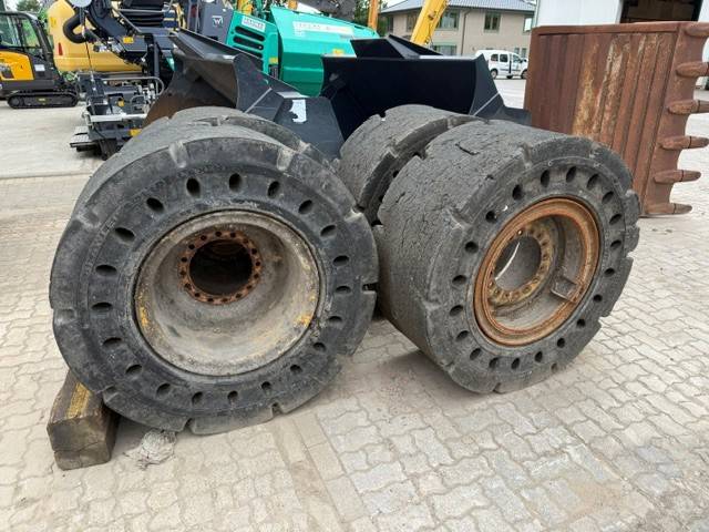 [Other] sonstige Brawler Solid Flex 20.5R25 Vollgummireife